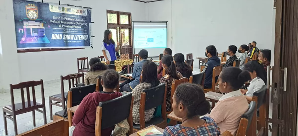Mahasiswa Tiga Program Studi FISIP Uncen Ikuti Pelatihan Menulis Feature dan Literasi Digital