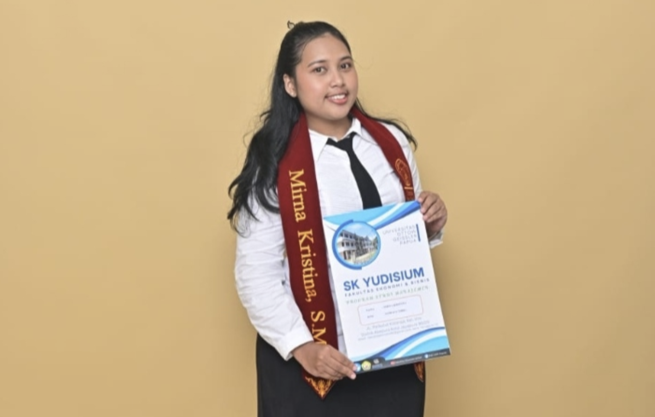 Di Balik Sepotong Risol dan Gelar Sarjana: Kisah Tangguh Mirna Kristina Taklukkan Keterbatasan