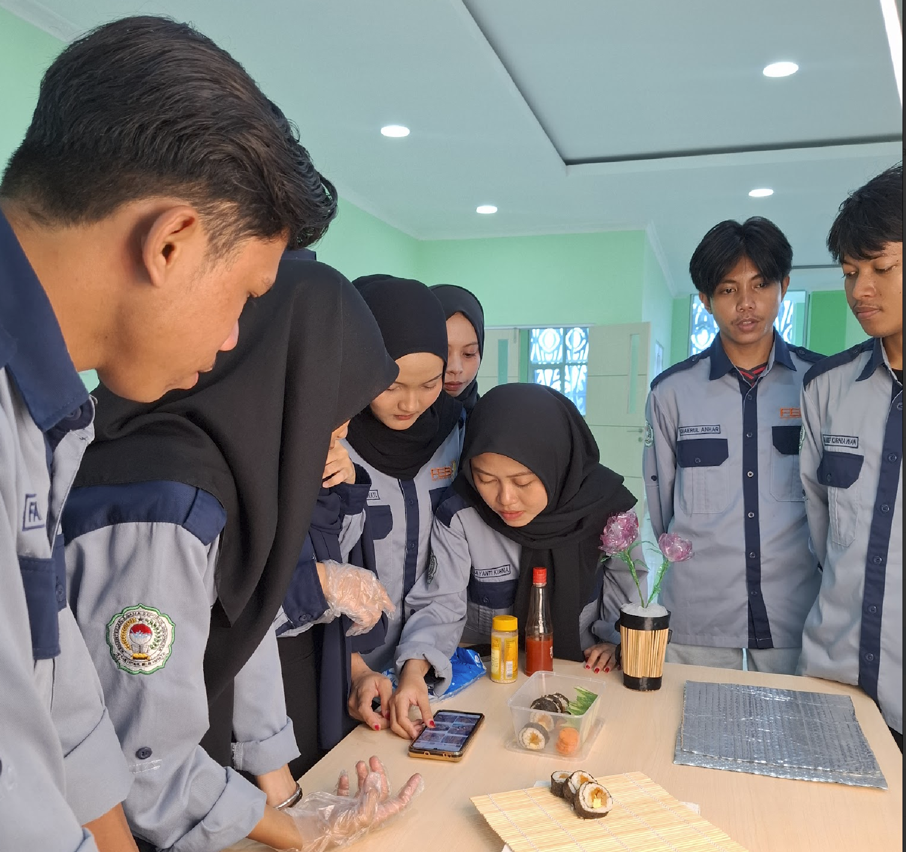 Menyulap Lensa Ponsel Jadi “Mesin Cuan” Serunya Mahasiswa FEBI IAIN Papua Membidik Peluang di Era Digital