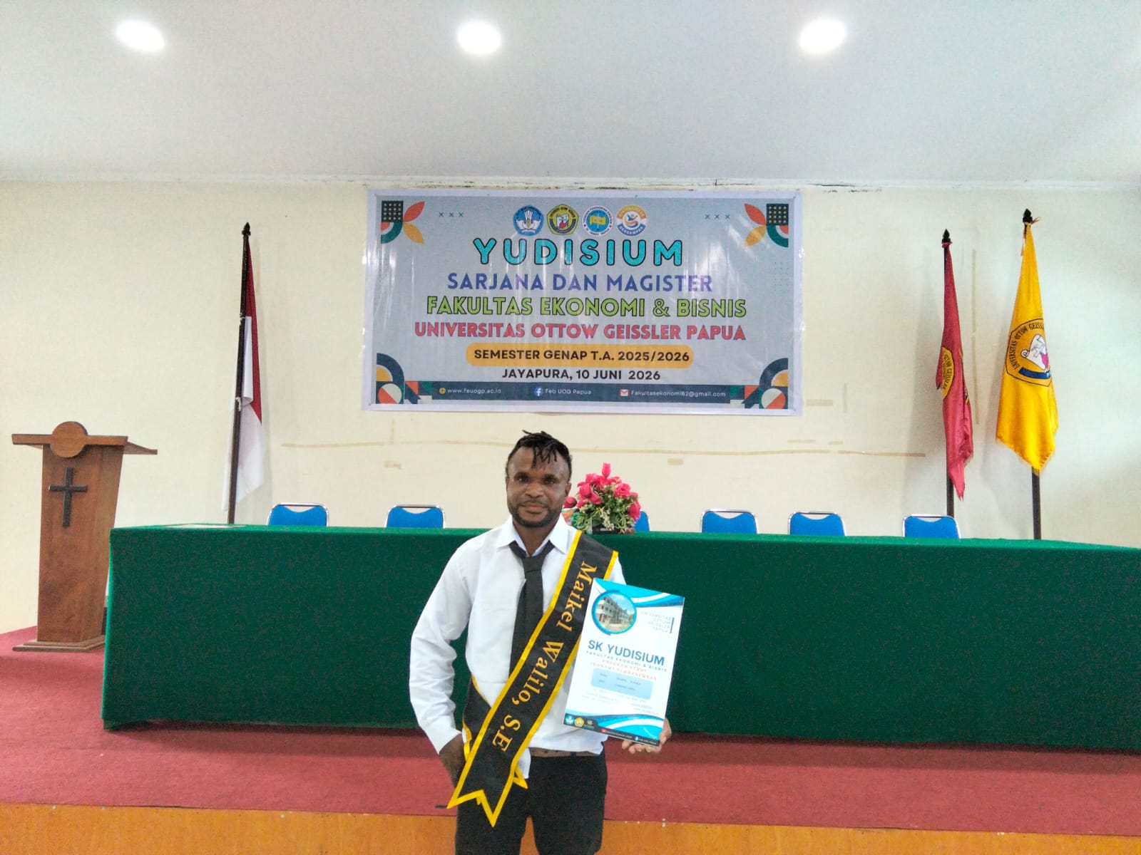 Dari Pedalaman Menuju Podium Yudisium: Perjuangan Maikel Walilo Meraih Gelar Sarjana Lewat Keberanian dan Kerja Keras